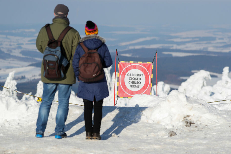 Solche Sperrungsschilder findet man derzeit am Fichtelberg.