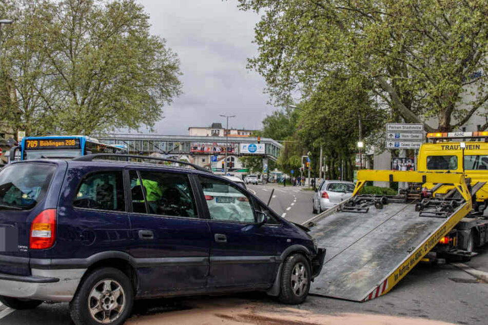 Drei der beteiligten Wagen, wie der Opel (Bild), mussten abgeschleppt werden.
