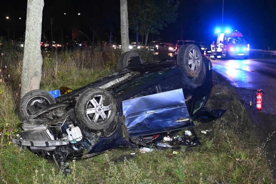 Das Auto überschlug sich im Straßengraben.