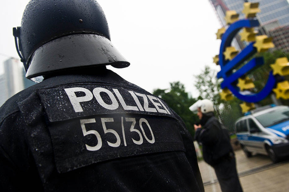 Bei einer Personenkontrolle wurden Polizisten von einer Frau mit Muttermilch bespritzt. (Symbolbild)