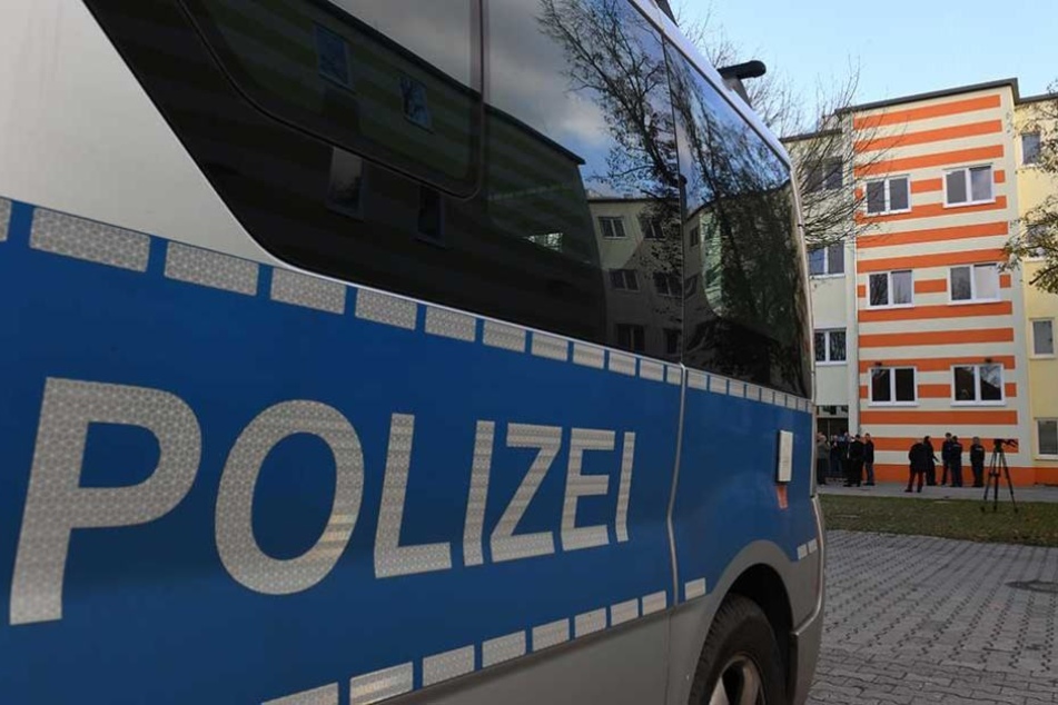 Ein Polizeiwagen steht vor der Berliner Polizeiakademie (Archivbild).