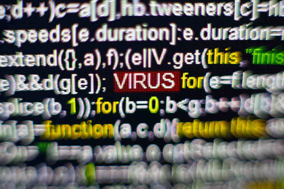 Bildschirm mit Programmquellcode und hervorgehobener Virus-Aufschrift.