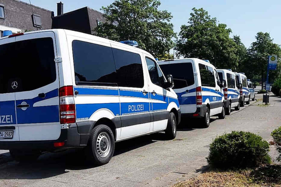Bei einem 83-jährigen Wuppertaler ist die Polizei neben umfangreicher Kinderpornografie in einem Safe auf zahlreiche Zeitungsartikel über vermisste Kinder gestoßen. Daraufhin sei das Grundstück des Mannes auch mit Diensthunden abgesucht worden.