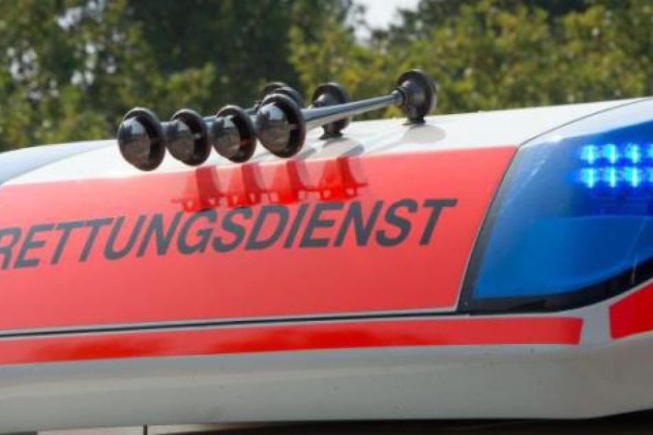 Der 21-Jährige trug lebensgefährliche Verletzungen durch die Platten davon. Er wurde in ein Krankenhaus gebracht. (Symbolbild)