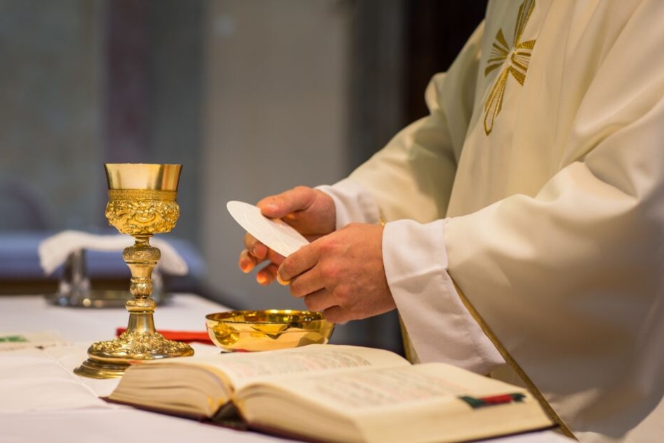 Gegen elf Priester ermittelt die Paderborner Staatsanwaltschaft derzeit. (Symbolbild)