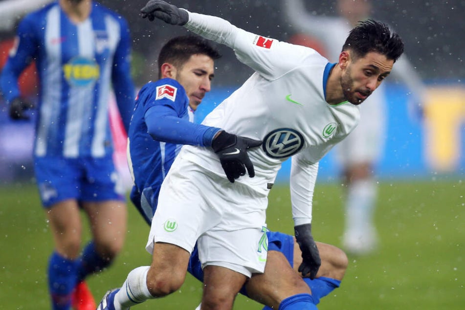 Hertha Marko Grujic (l) im Zweikampf mit Wolfsburgs (r) Yunus Malli. Der Offensivspieler wechselt auf Leihbasis zu Union.