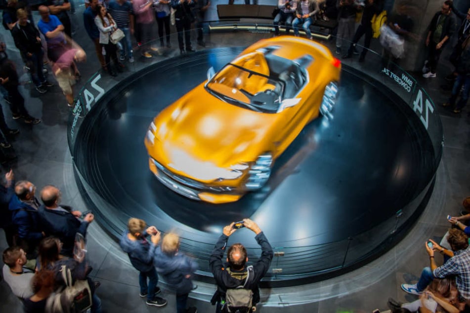 Ein BMW wird bei der Internationalen Automobil-Ausstellung 2017 in Frankfurt präsentiert.