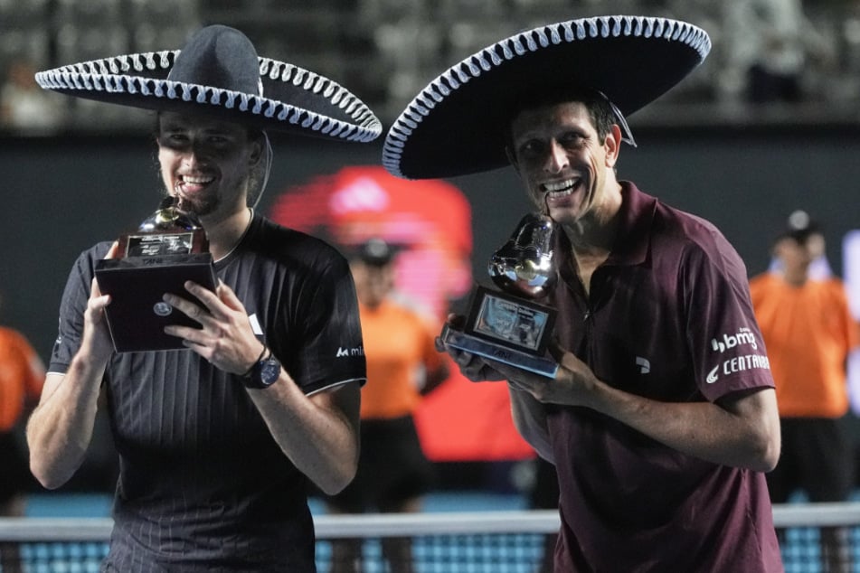 Zverevs (l.) bester Freund ist der brasilianische Tennisprofi Marcelo Melo (42). Hier feiern die beiden einen Doppel-Triumph in Mexiko. (Archivfoto)