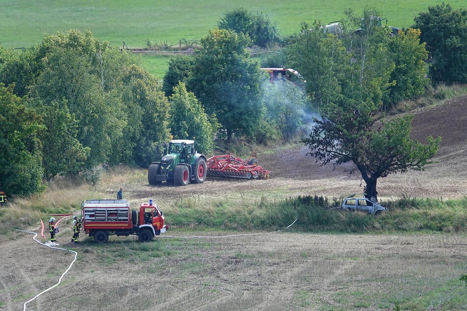 Die Flammen sprangen auf den Acker über und setzten dabei etwa ein Hektar Fläche in Brand.