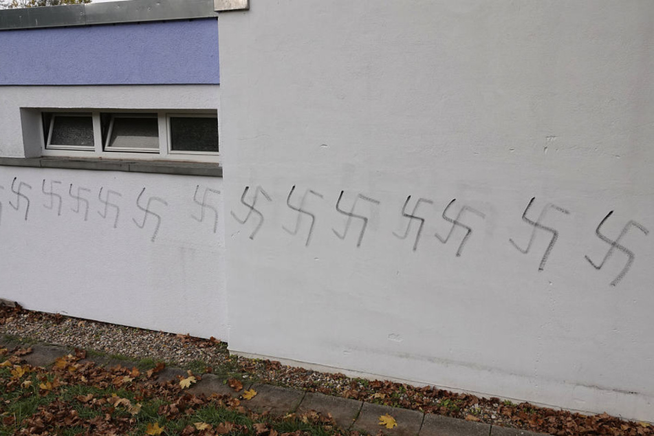 Mehrere Hakenkreuze wurden an die Wand geschmiert.