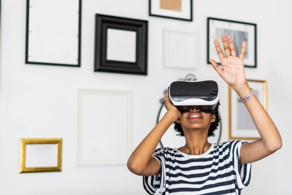 Wahrscheinlich per VR-Brille können die Dresdner schon bald durch die neuen Straßenbahnen "gehen".