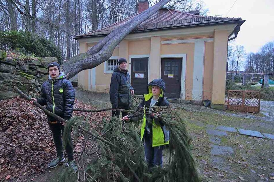 Für Einrichtungsleiter
Jens Petzold (50) und seine
Schützlinge Justin (16, l.)
und Alexandré (12) hieß es
gestern aufräumen.