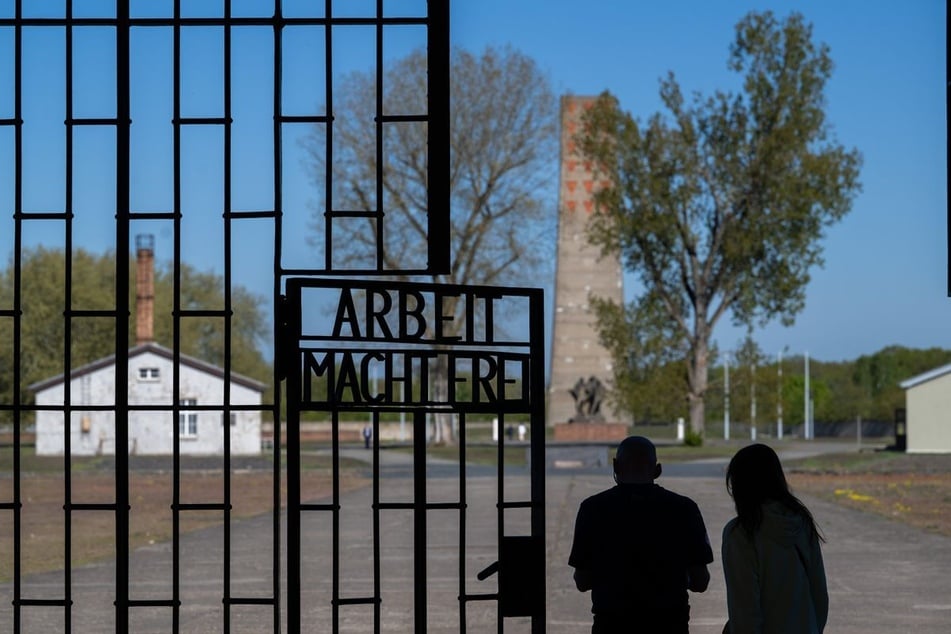 Das eiserne Tor am Eingang zum Häftlingslager mit der Inschrift "Arbeit macht frei" in der Gedenkstätte Sachsenhausen. (Archivfoto)