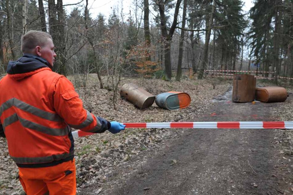 Ein Mitarbeiter der Ölbeseitigungsfirma sperrt das verseuchte Waldstück
ab.