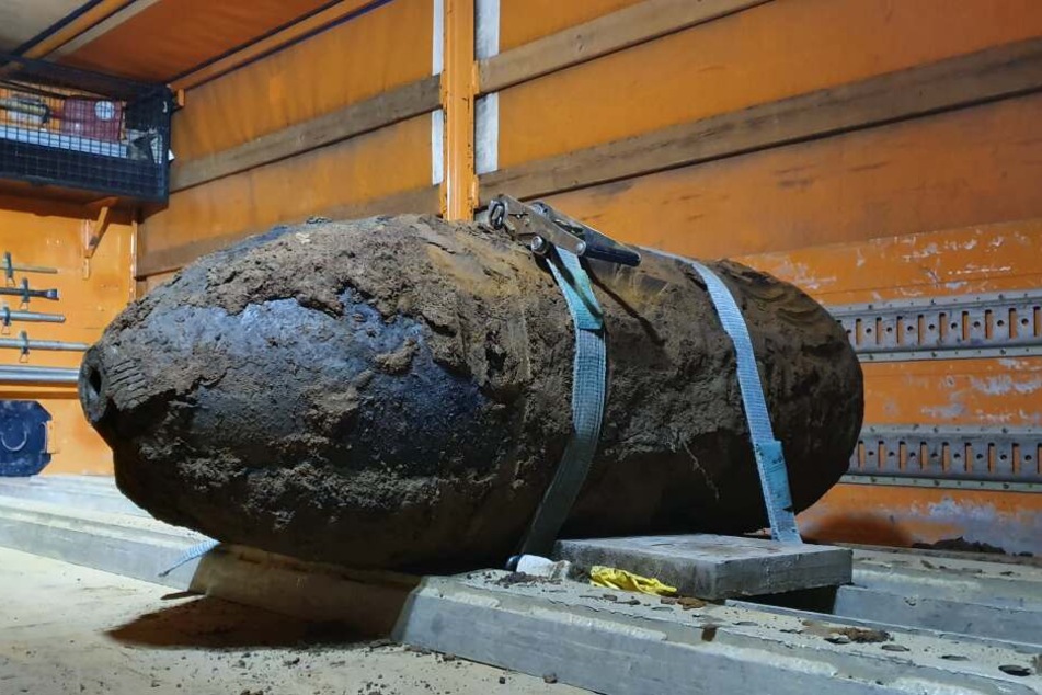 Nach der Entschärfung wurde die Bombe abtransportiert.