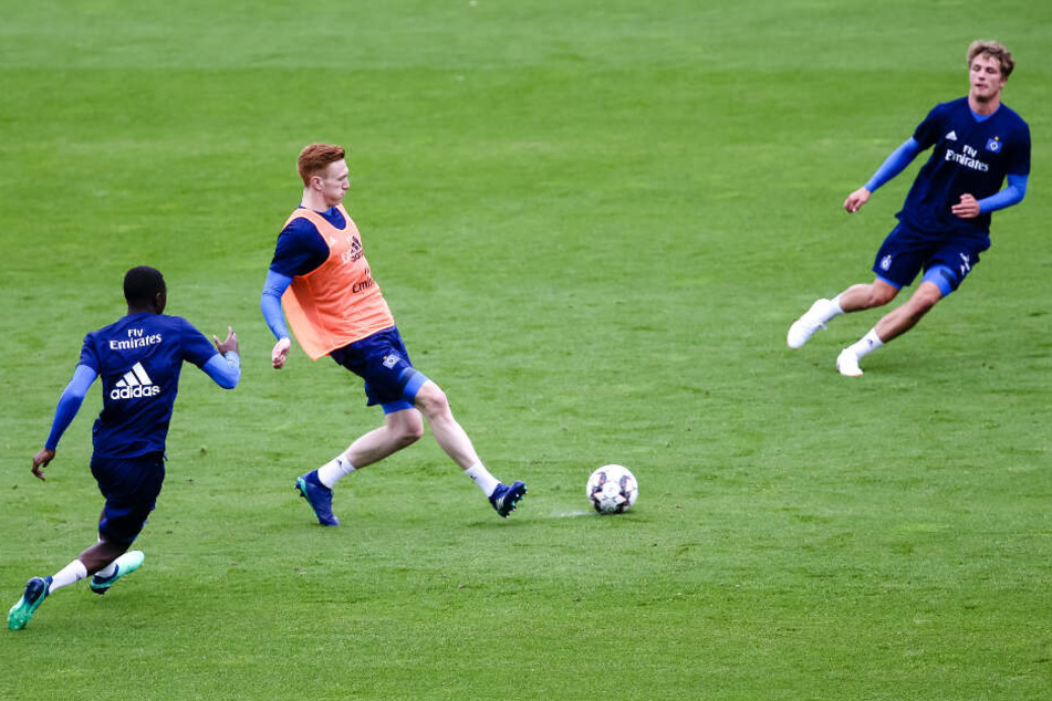 David Bates (Mitte) beim HSV-Training. (Archivbild)