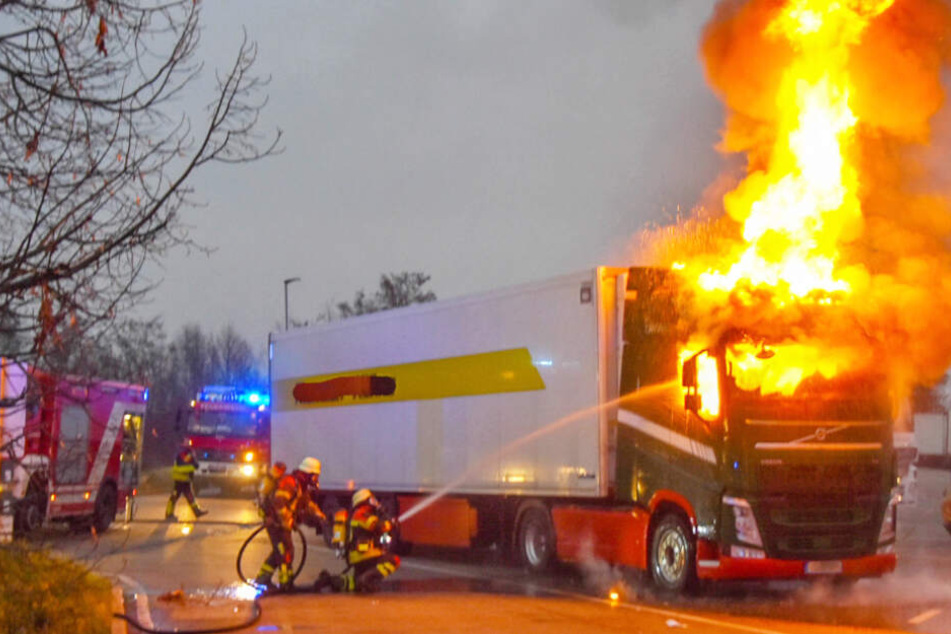 Die Feuerwehr bekämpft den Brand im Führerhaus des Lkws.
