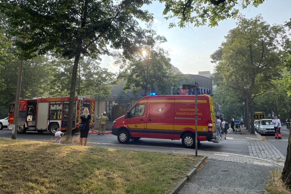 Zahlreiche Kräfte des Rettungsdienstes sind vor Ort.