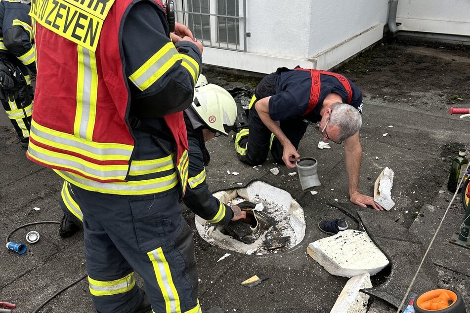 Zweijähriger steckt in Abwasserrohr fest