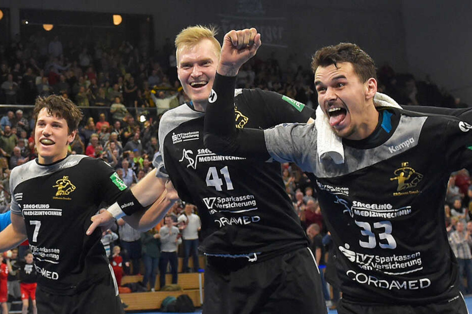 Die Dresdner Handballer feiern ihren 25:24-Heimsieg gegen TuS Ferndorf, vorn Tim-Philip Jurgeleit.