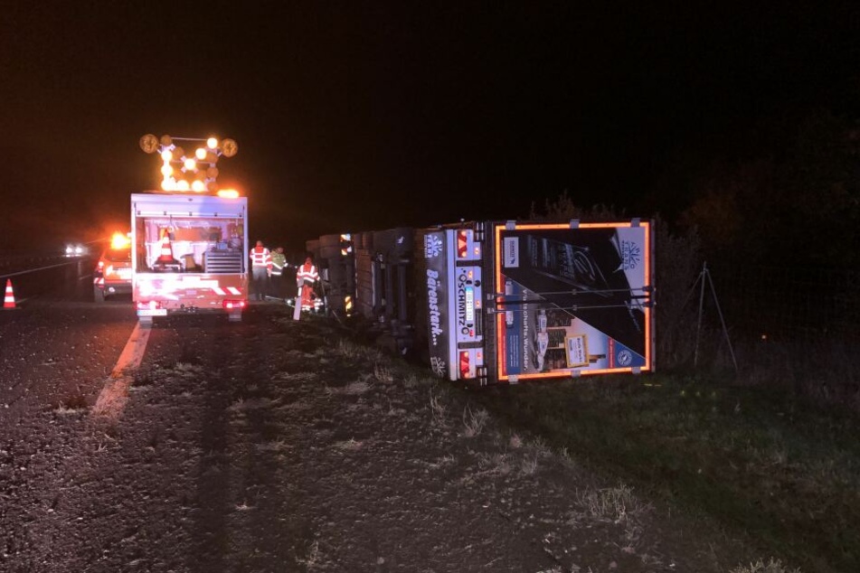 Die Feuerwehr musste den Fahrer aus der Kabine befreien.