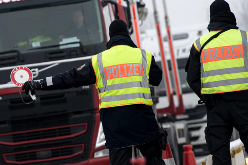 Die Polizei sucht auf Hochtouren nach dem Lkw. (Symbolbild)
