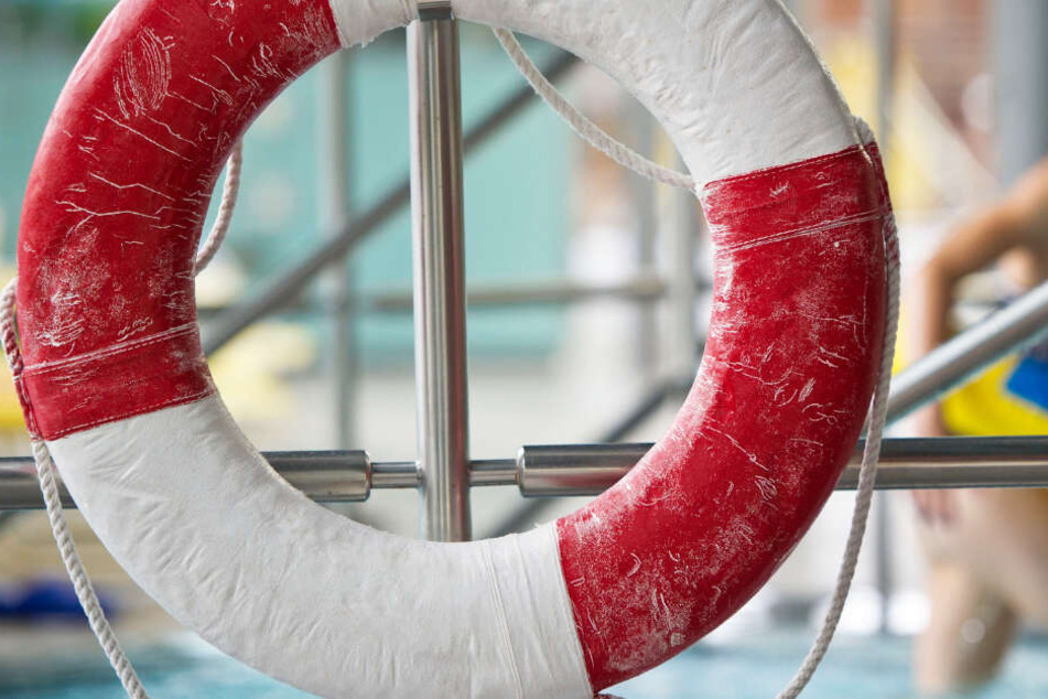 Ein Junge ist bei einem Freizeitbad-Aufenthalt ums Leben gekommen. (Symbolbild)