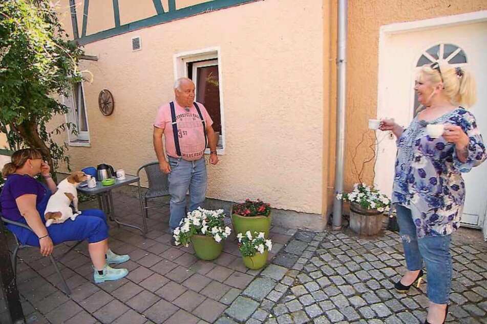 Kerstin freundete sich im Blaumann gleich mit Jürgens Hund an - Maggie tauchte in High Heels und mit zwei Tassen Kaffee auf.