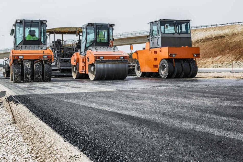 Der Lkw-Fahrer war über frischen Asphalt gefahren. (Symbolbild)