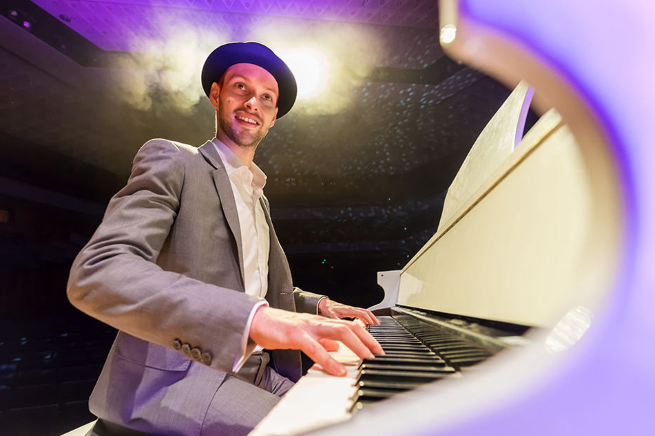Die Scheinwerfer der Bühne und sein Klavier sind das Zuhause des Musikers Martin Schmitt.