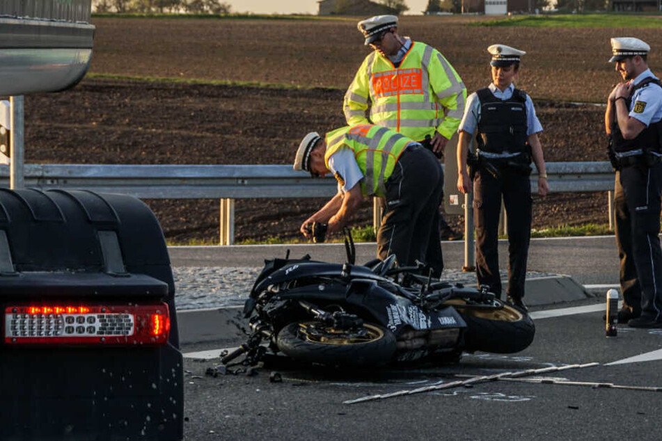 Beamte begutachten an der Unglücksstelle das Wrack der Yamaha.