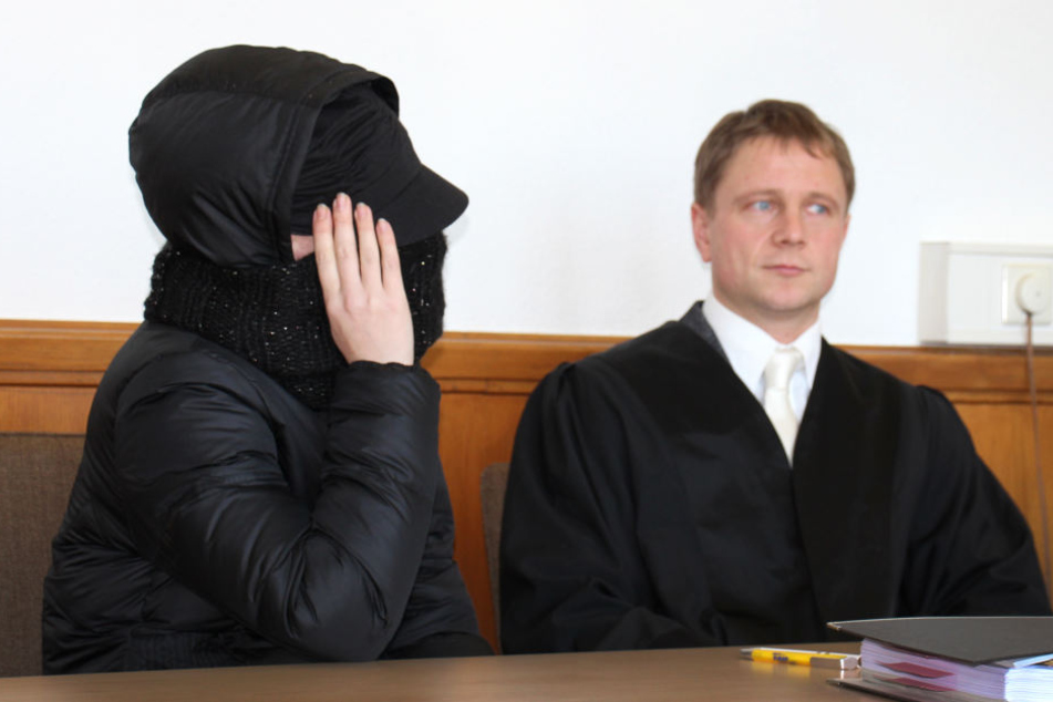 Die Angeklagte muss sich wegen des Hungertodes ihres zweijährigen Sohnes vor dem Landgericht Arnsberg verantworten (Archivbild).