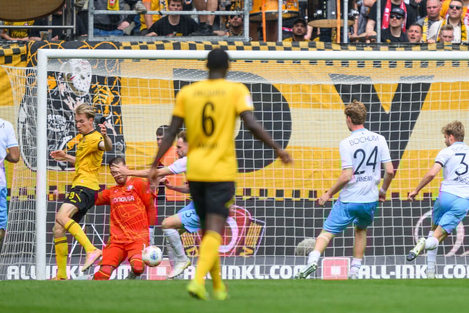 Wie hat er den gemacht? Vermeij dreht den Ball irgendwie zum 2:0 um Keeper Horn herum.
