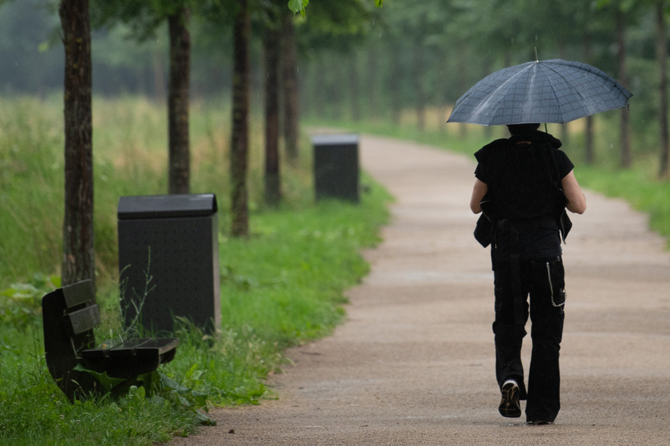 Pulli und Regenschirm: Schauer und höchstens 20 Grad in NRW