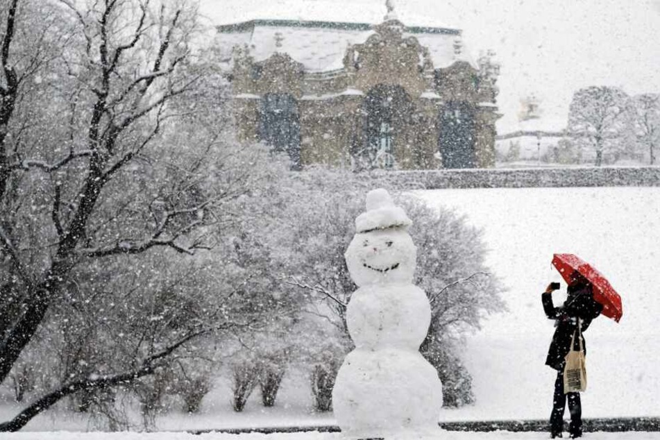 Die schönen Seiten des Winters: Ein Schneemann vor dem Dresdner Zwinger.