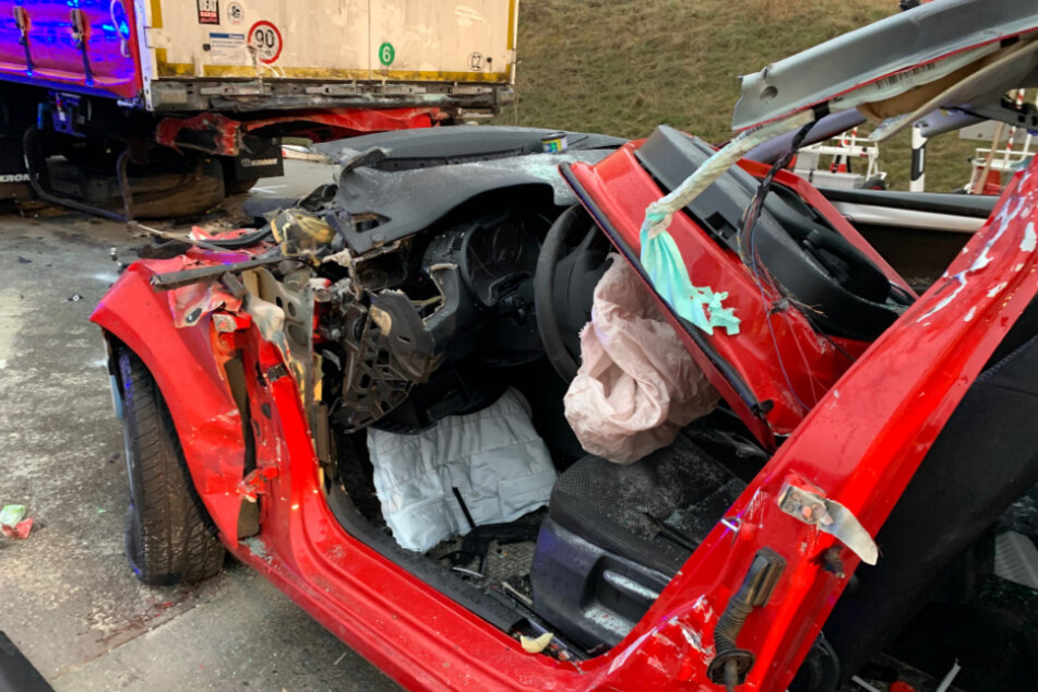 Der Skoda erlitt durch den Crash einen Totalschaden.