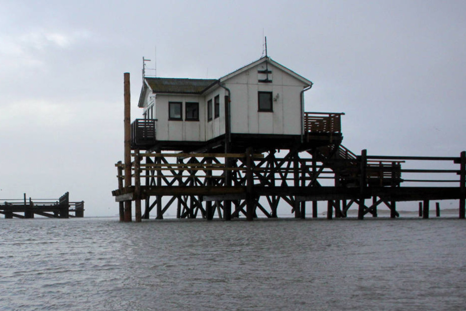 Eine der Pfahlbauten in St. Peter-Ording.