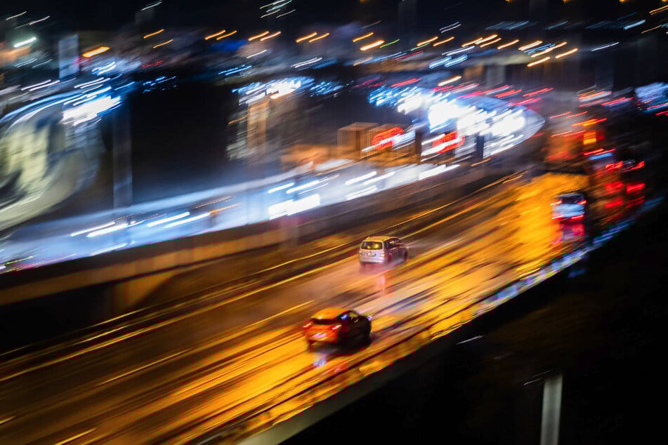 Unfall A100: Mysteriöser Unfall auf A100: Verlassener Wagen steht auf Stadtautobahn