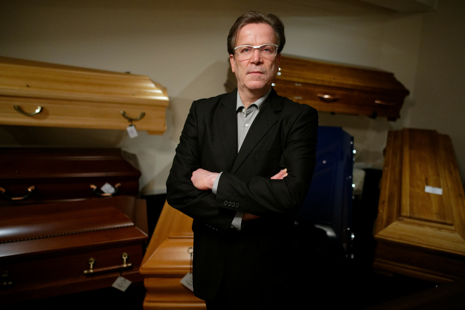 Der Bestattungsunternehmer Christoph Kuckelkorn (55) steht in seinem Geschäft in Köln.