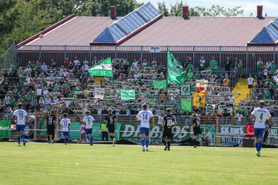 Mehrere Hundert Chemie-Fans begleiteten die BSG nach Ostsachsen.