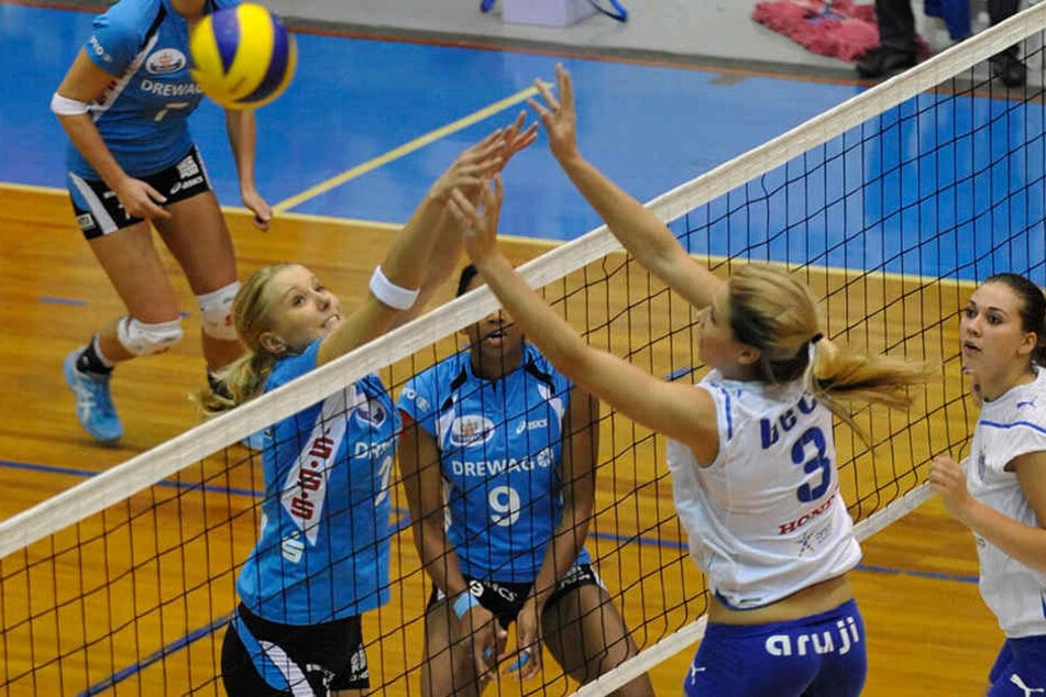 Morgan Beck (rechts, Nummer 3) spielte einst Volleyball und trat sogar gegen den Deutschen Meister und Pokalsieger Dresdner SC (l. mit Mareen Apitz) an.