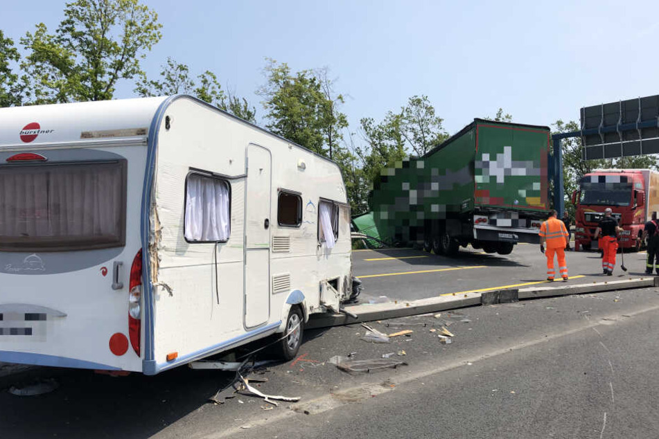 Der Wohnwagen kapselte sich durch den Unfall von dem Auto ab.