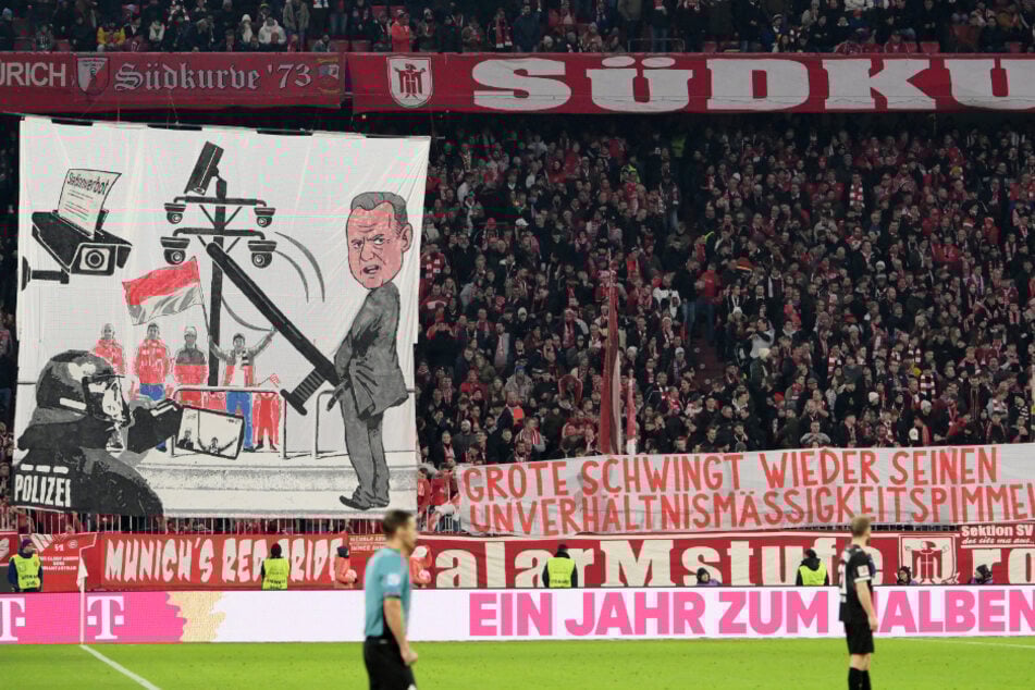 Mit großen Plakaten wurde Hamburgs Innenminister Andy Grote (SPD) am Samstag beim Spiel von St. Pauli gegen den FC Bayern von den Fans angegriffen.