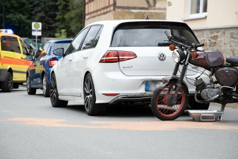 Eine Kradfahrerin wurde im Erzgebirge bei einem Unfall verletzt.