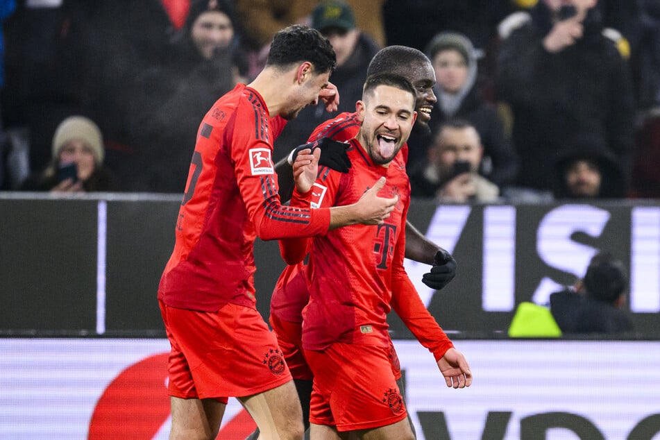 Raphaël Guerreiro (v.r.) hat allen Grund zur Freude: Der Abwehrspieler des FC Bayern hat gegen die TSG 1899 Hoffenheim getroffen.