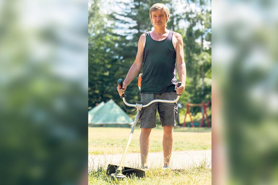 Hausmeister Mirko Arnold (56) entdeckte während seiner täglichen Müllrunde durch Zufall, dass jemand das Geländer manipuliert hatte.