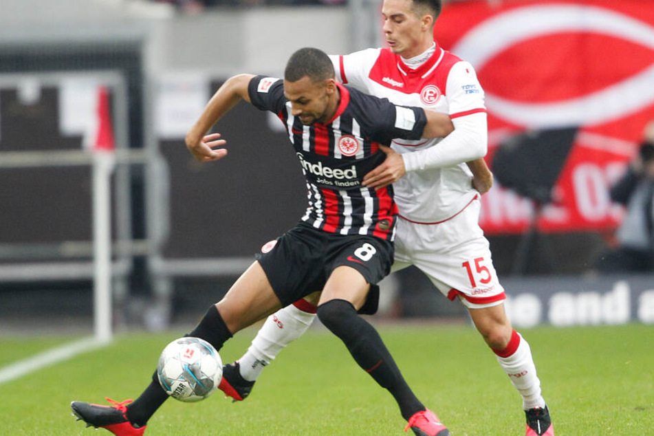 Eintrachts Djibril Sow (Li.) behauptet das Leder gegen Fortunas Erik Thommy.