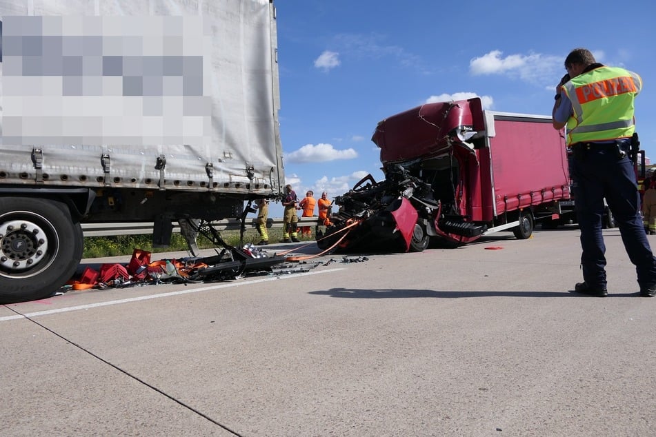 Der Transporter erlitt Totalschaden, der Fahrer bei der Kollision schwerste Verletzungen.
