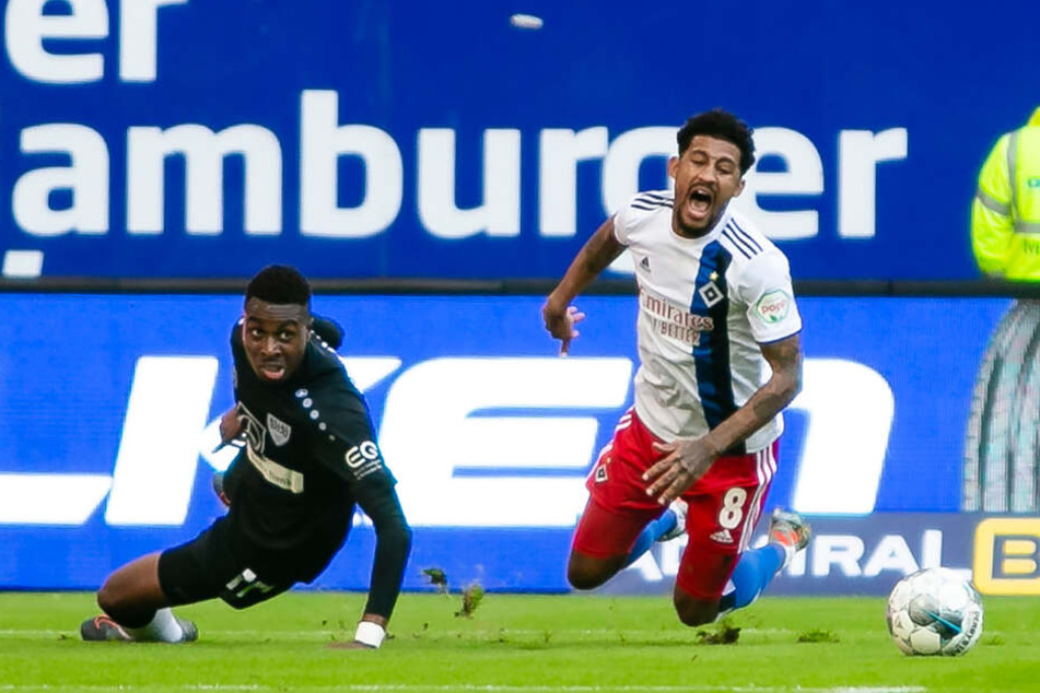 HSV-Spieler Jeremy Dudziak wird von Gegenspieler Maxime Awoudja im Strafraum von den Beinen geholt.