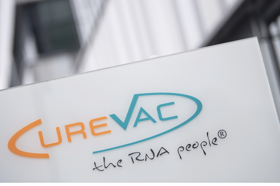 Das Logo des Biotech-Unternehmen Curevac mit dem Slogan "the RNA people" steht an der Unternehmenszentrale in Tübingen.